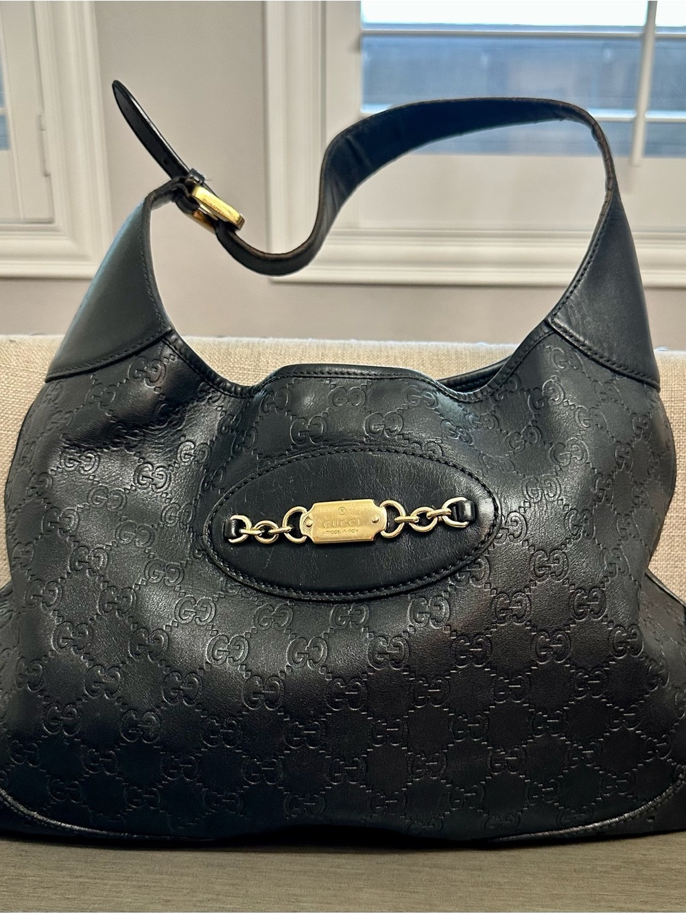 Gucci Black Leather Shoulder Bag with Gold Hardware - Old money vibes.